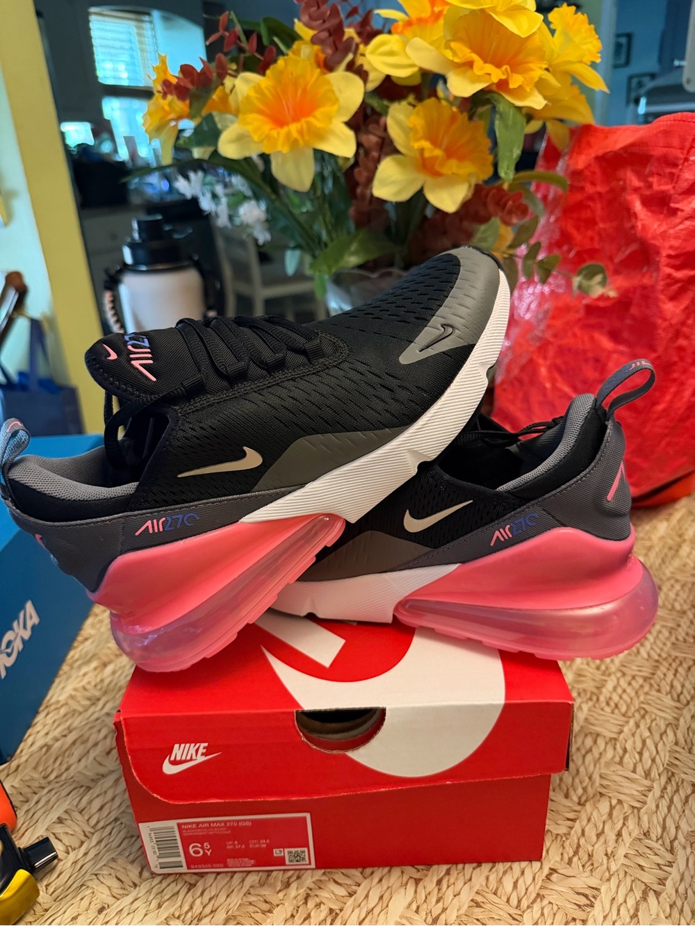 Nike Air Max 270 sz 6.5 youth/ 8 woman new in box !!!!